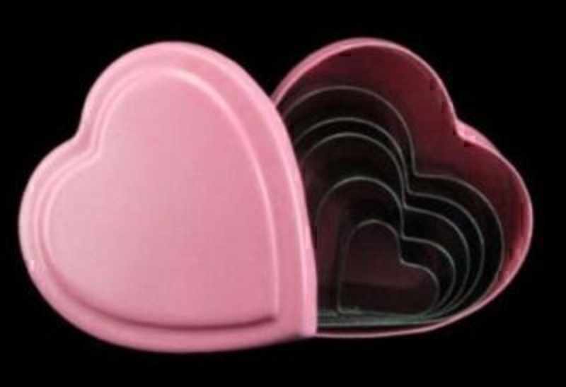 Set of 5 heart shaped cookie cutters in Pink Heart tin box by Gisela Graham. Size 10x10x3.3. Cutters sizes 8.5, 7.5, 7, 5, and 3.5cm